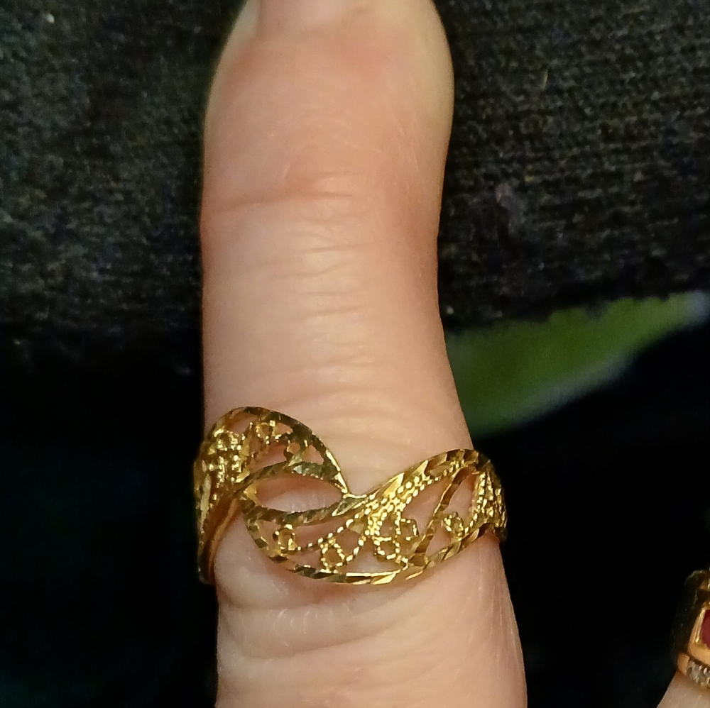 Elegant 10kt Gold Women's Ring